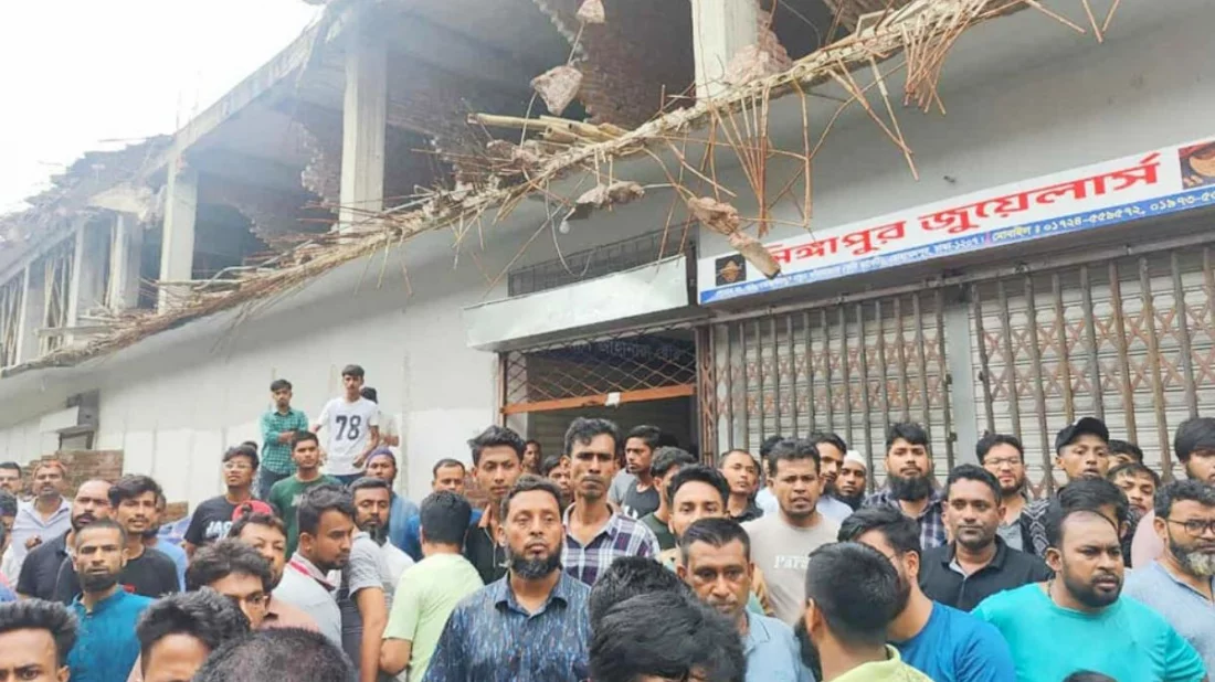 চাঁদা না দেওয়ায় দোকান বন্ধ, ব্যবসায়ীদের বিক্ষোভ